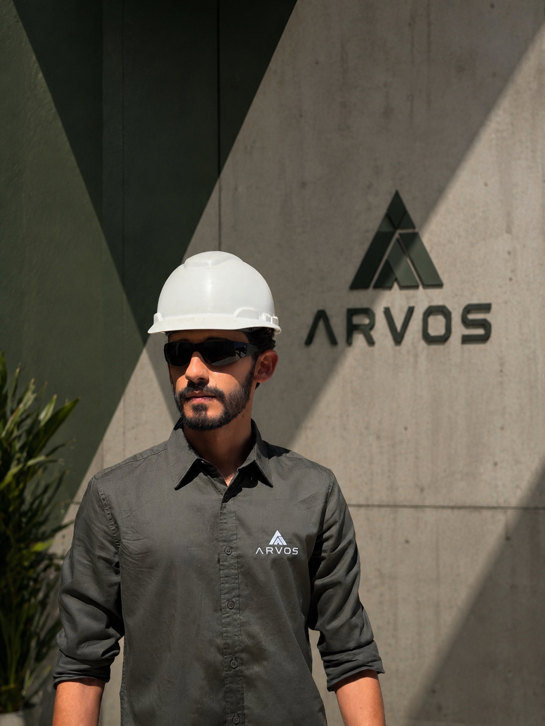 Henrique Nascimento, engenheiro fundador e responsável técnico da ARVOS, diante da marca da empresa
