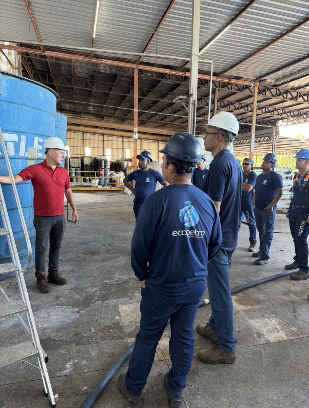 Instrutor orienta equipe reunida na área operacional