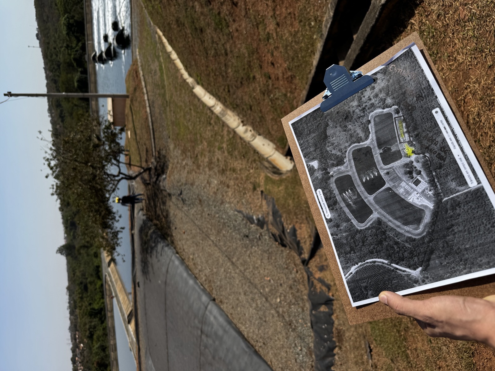 Prancheta com imagem aérea utilizada durante levantamento em instalação de tratamento