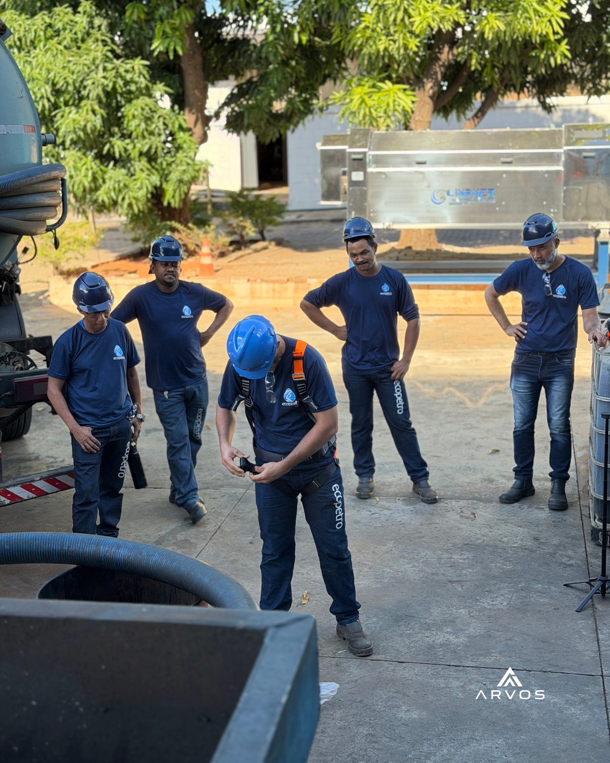 Trabalhador confere equipamentos de proteção para atividade na área de resíduos industriais