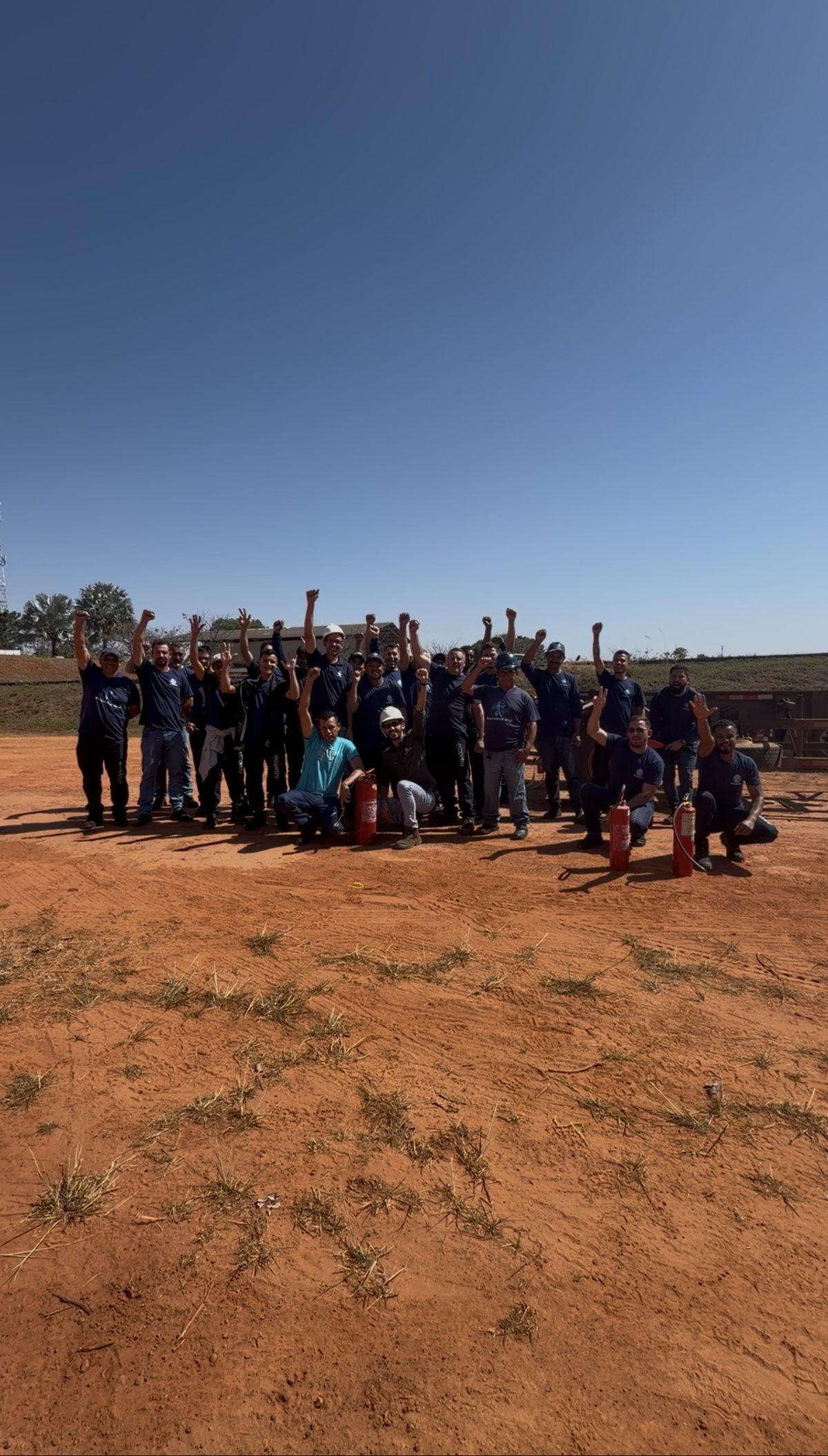 Turma comemora ao final de treinamento prático de combate a incêndio em campo