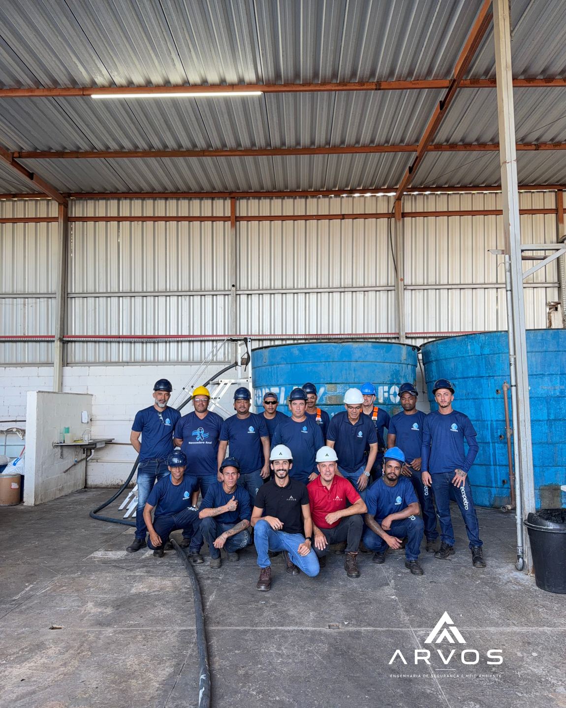 Turma reunida após capacitação em espaços confinados e trabalho em altura