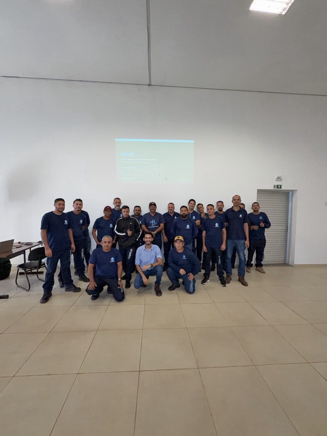 Turma reunida após capacitação em NR-12, segurança com máquinas e equipamentos